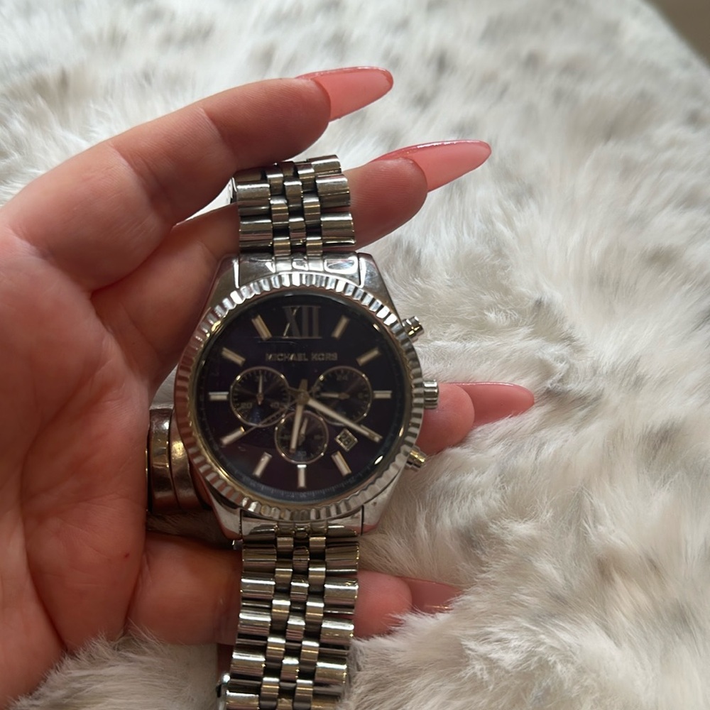 Michael Kors EUC Watch unisex! 10.2 cm round. Minimal scratches on the stainless